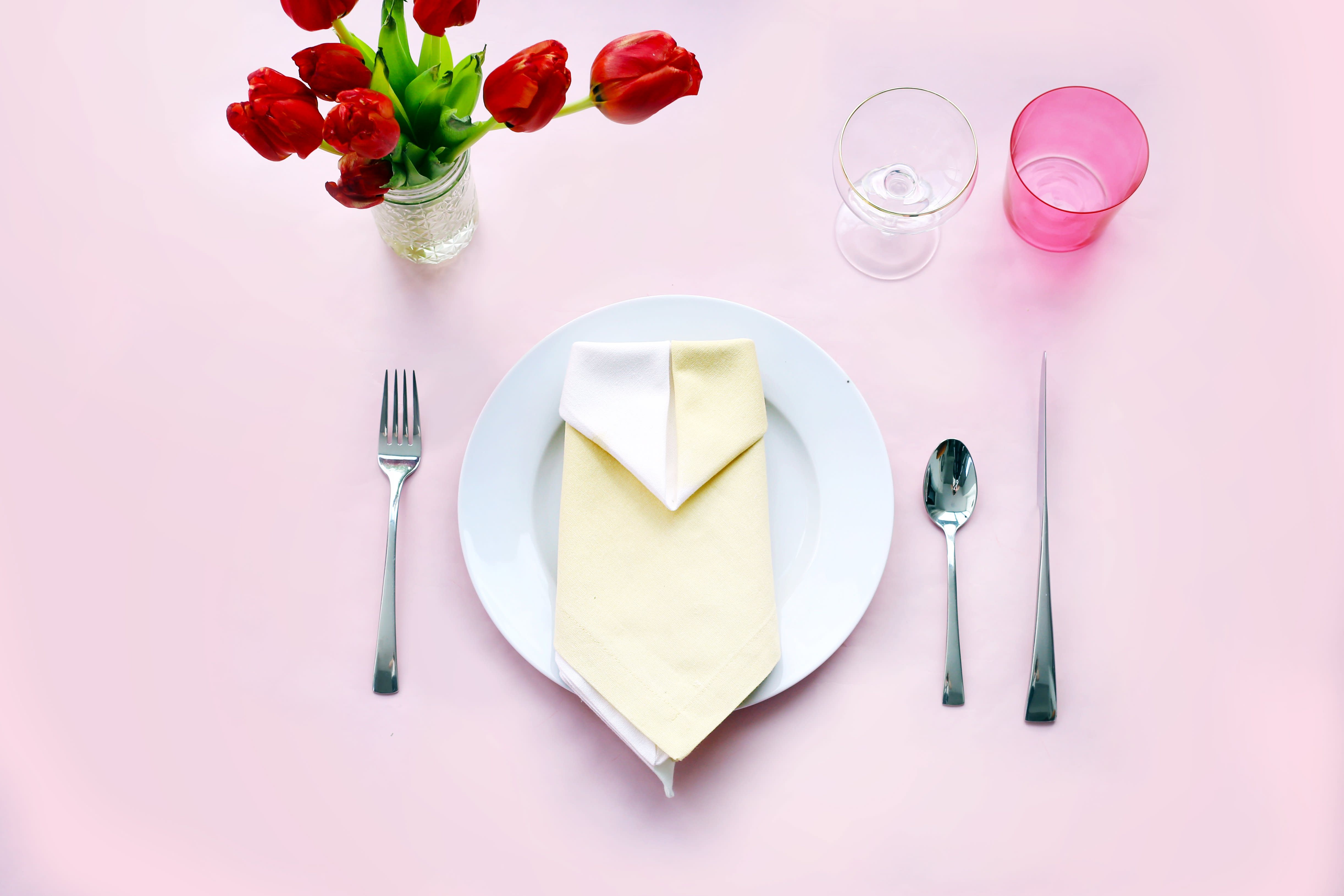 3 Modern NapkinFolding Techniques Everyone Should Know Kitchn