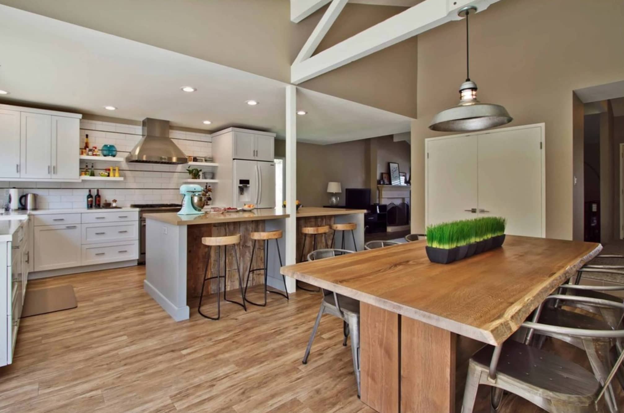 Ideal For Entertaining: 10 Open Kitchens That Flow Into Dining Rooms