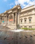 the fountain in front of the metropolitan museum of art in new york city