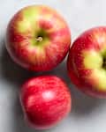 overhead shot of a cluster of honey crisp apples