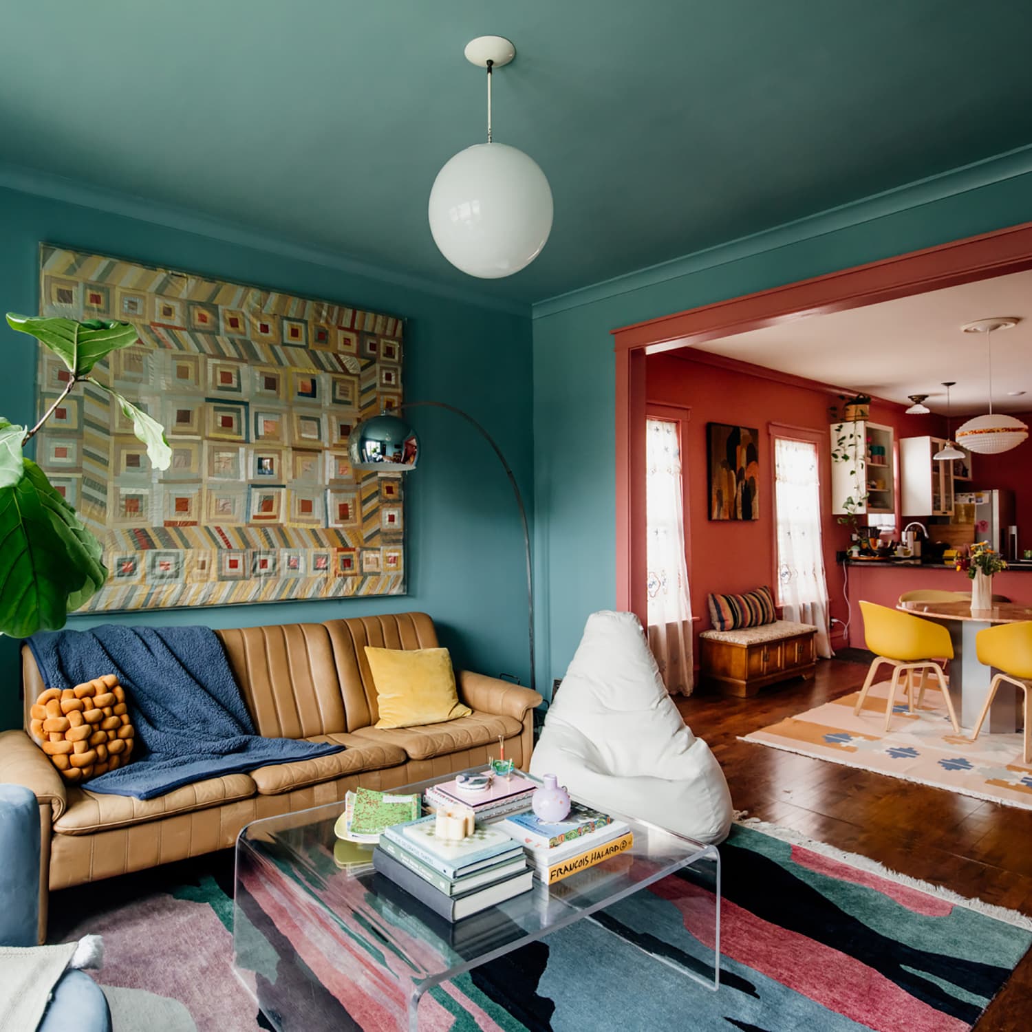https://cdn.apartmenttherapy.info/image/upload/f_jpg%2Cq_auto%3Aeco%2Cc_fill%2Cg_auto%2Cw_1500%2Car_1%3A1/at%2Fhouse%20tours%2F2023-House-Tours%2F2023-July%2Fcourtney-p%2Ftours-chicago-courtney-p-2