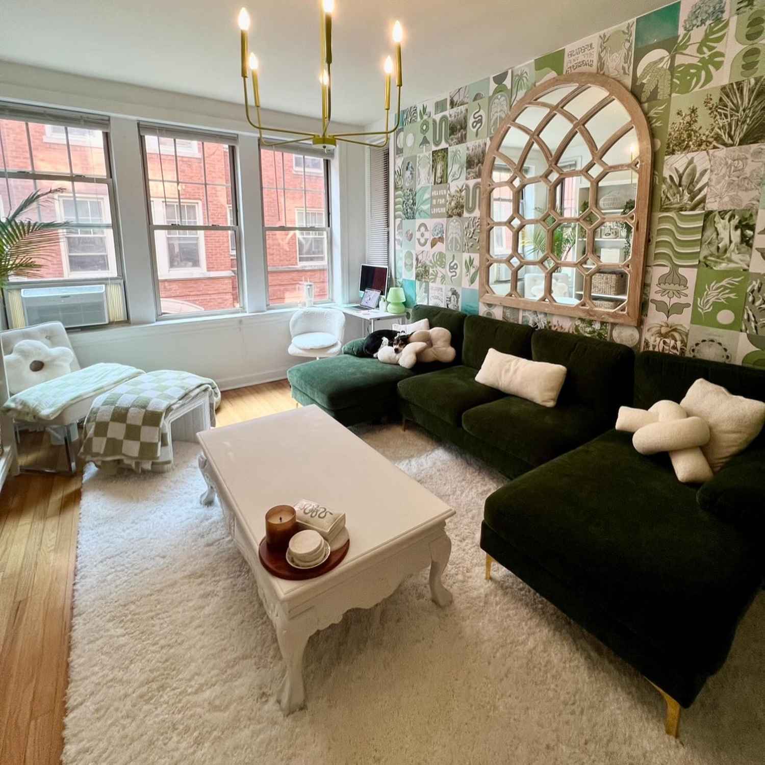 https://cdn.apartmenttherapy.info/image/upload/f_jpg%2Cq_auto%3Aeco%2Cc_fill%2Cg_auto%2Cw_1500%2Car_1%3A1/at%2Fhouse%20tours%2F2025%2Fseptember%2Fjoyce-c%2Ftours-chicago-joyce-c-2