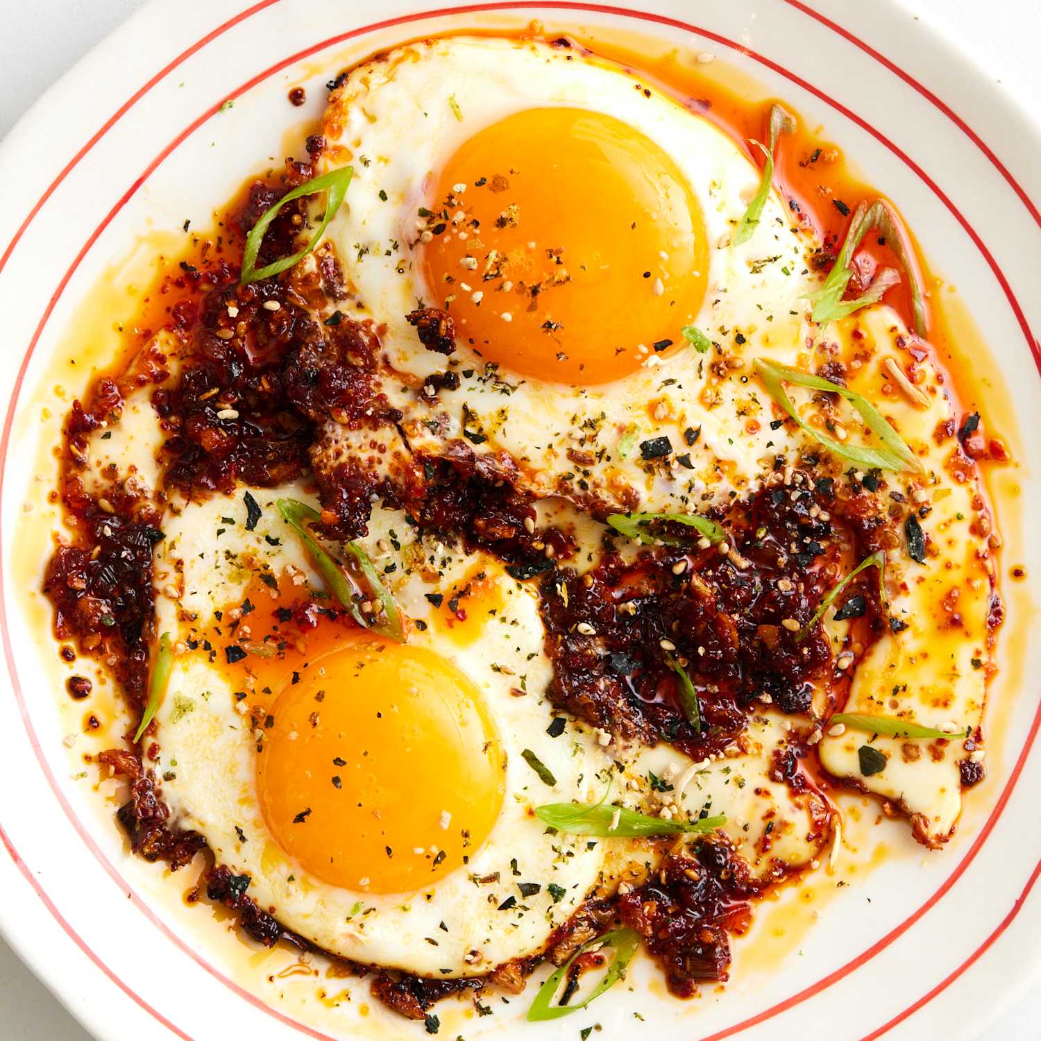 https://cdn.apartmenttherapy.info/image/upload/f_jpg%2Cq_auto%3Aeco%2Cc_fill%2Cg_auto%2Cw_1500%2Car_1%3A1/k%2F2023-07-chili-crisp-fried-eggs%2FChili-Crisp-Fried-Eggs_153?utm_source=chatgpt.com