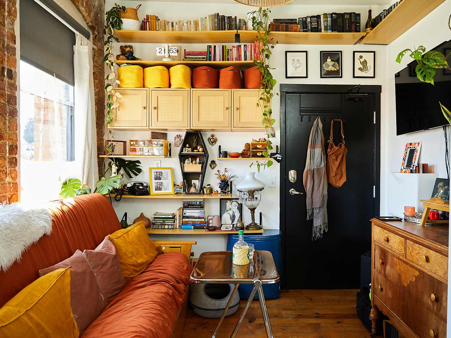 https://cdn.apartmenttherapy.info/image/upload/f_jpg%2Cq_auto%3Aeco%2Cc_fill%2Cg_auto%2Cw_1500%2Car_4%3A3/at%2Fstyle%2F2025-11%2Fsmall-apartment-living-room-ideas
