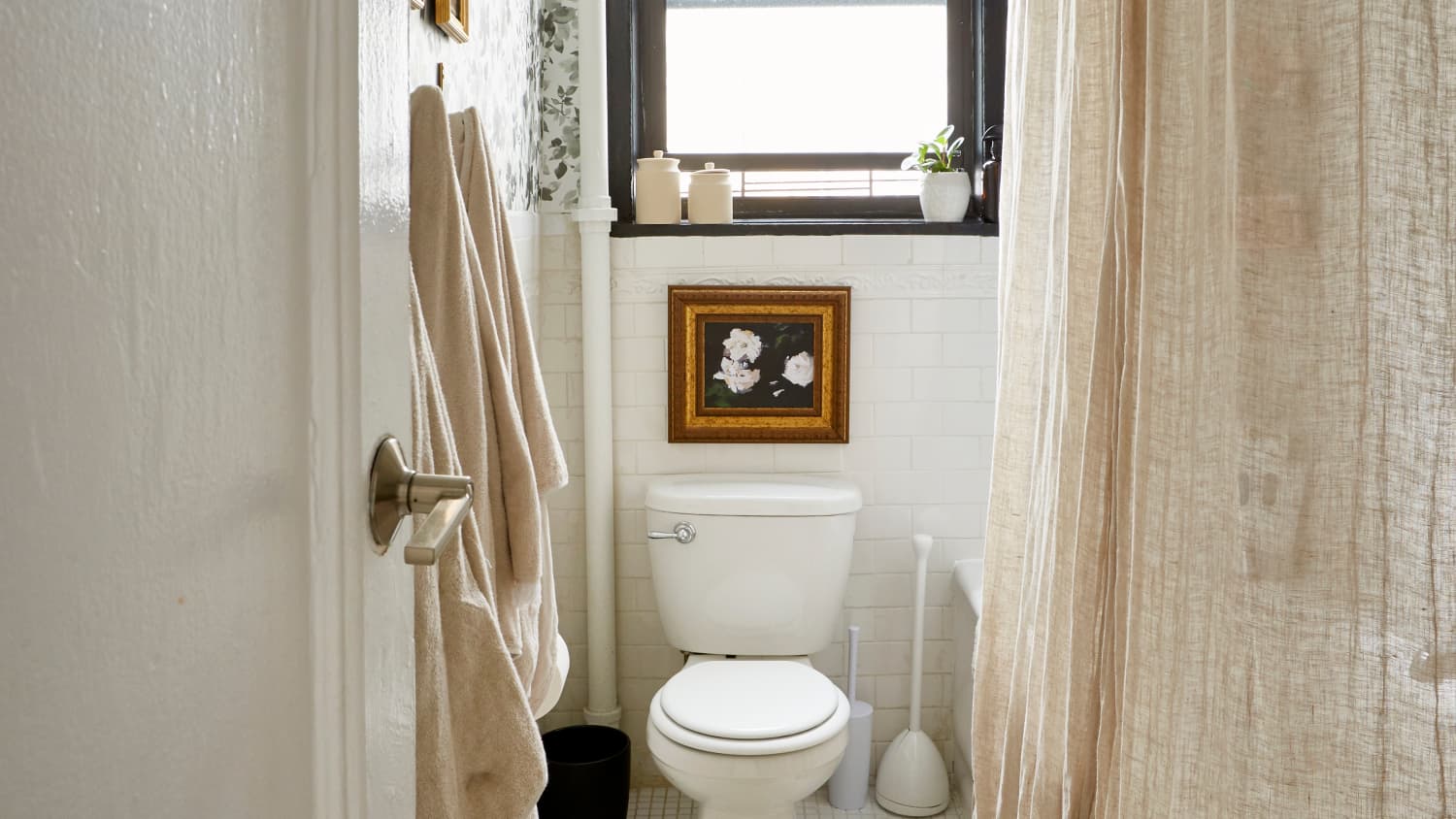 12 Drill-Free, Renter-Friendly Ways to Organize Your Bathroom