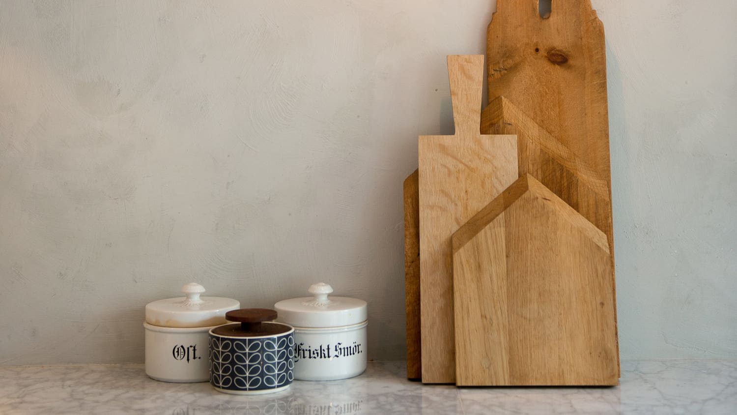 Kitchen Renovation: An Improvised Cutting Board Holder