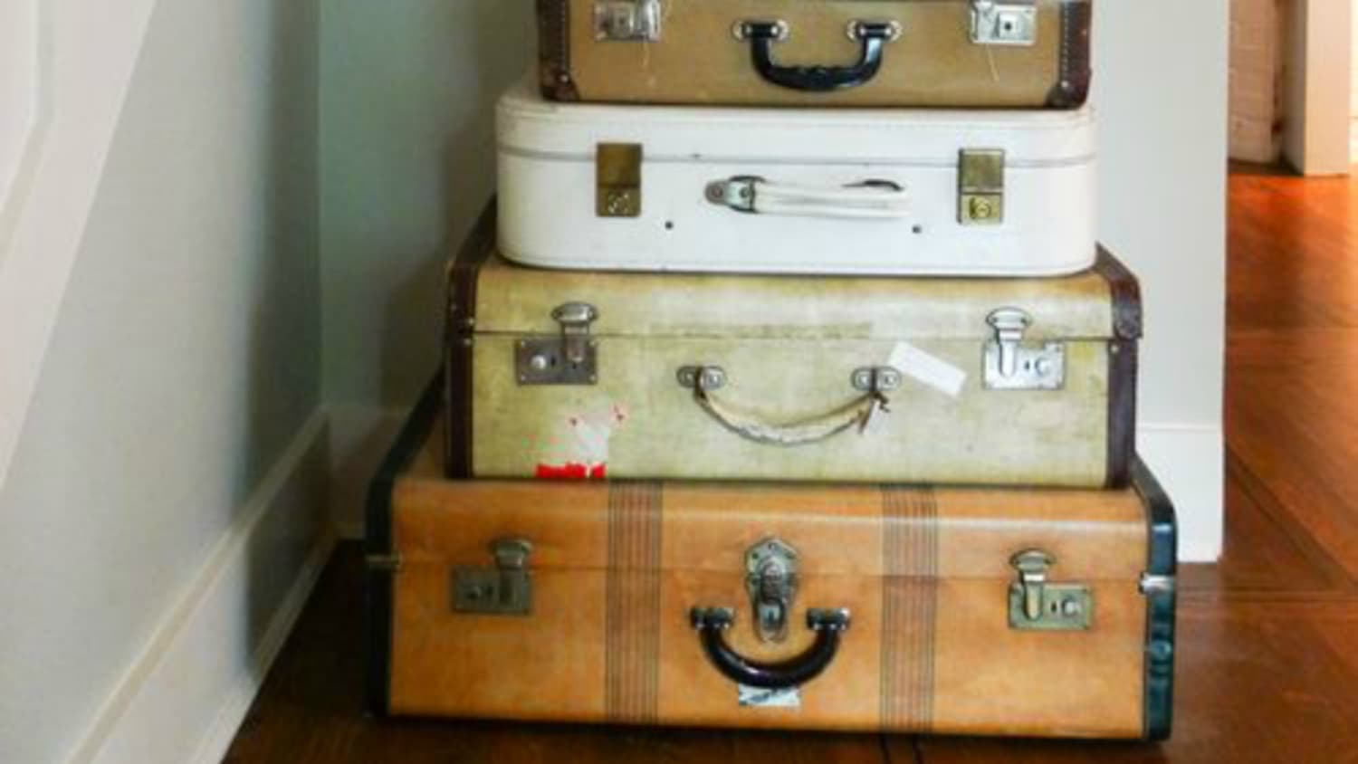 Vintage Luggage Decor with an Old Suitcase