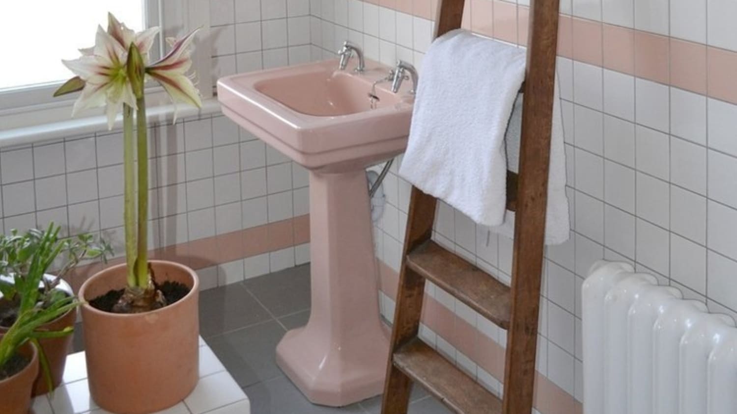 Avocado Bathroom Modern Avocado Bathrooms Carpet 10 Retro Home Trends That Are Buy A House With A Avocado Bathroom Suite Trendy Bathroom Green Bathroom Decor