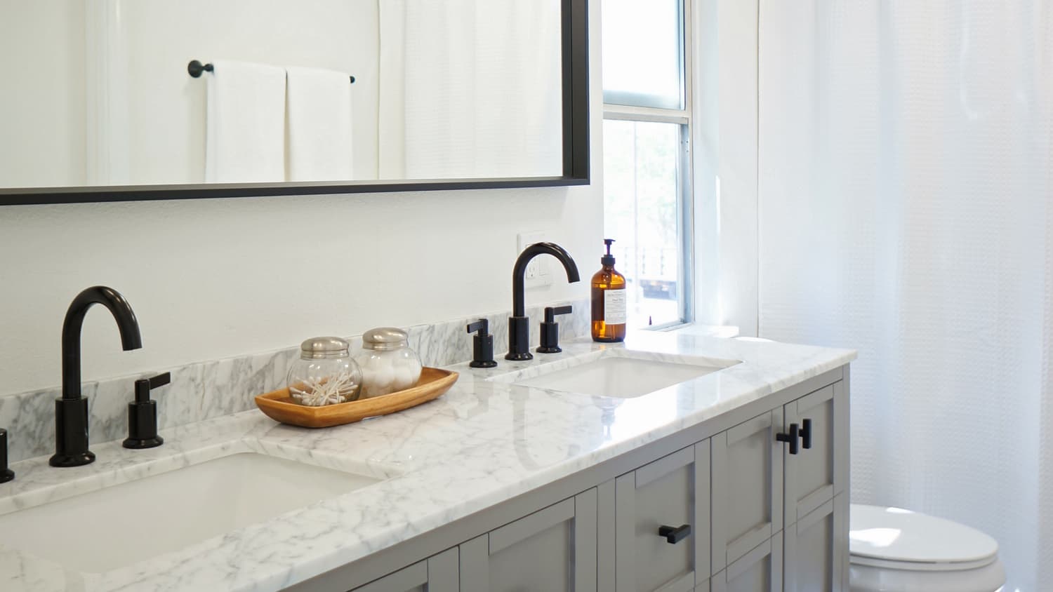 Featured image of post Double Sink Vanity Small Space : The other option is two smaller storage compartments under each sink.