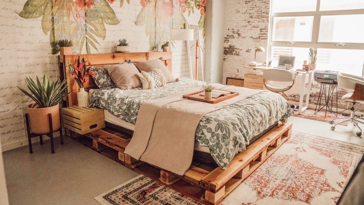 10 Diy Pallet Bed Ideas Easy Ways To Make A Pallet Bed Apartment Therapy