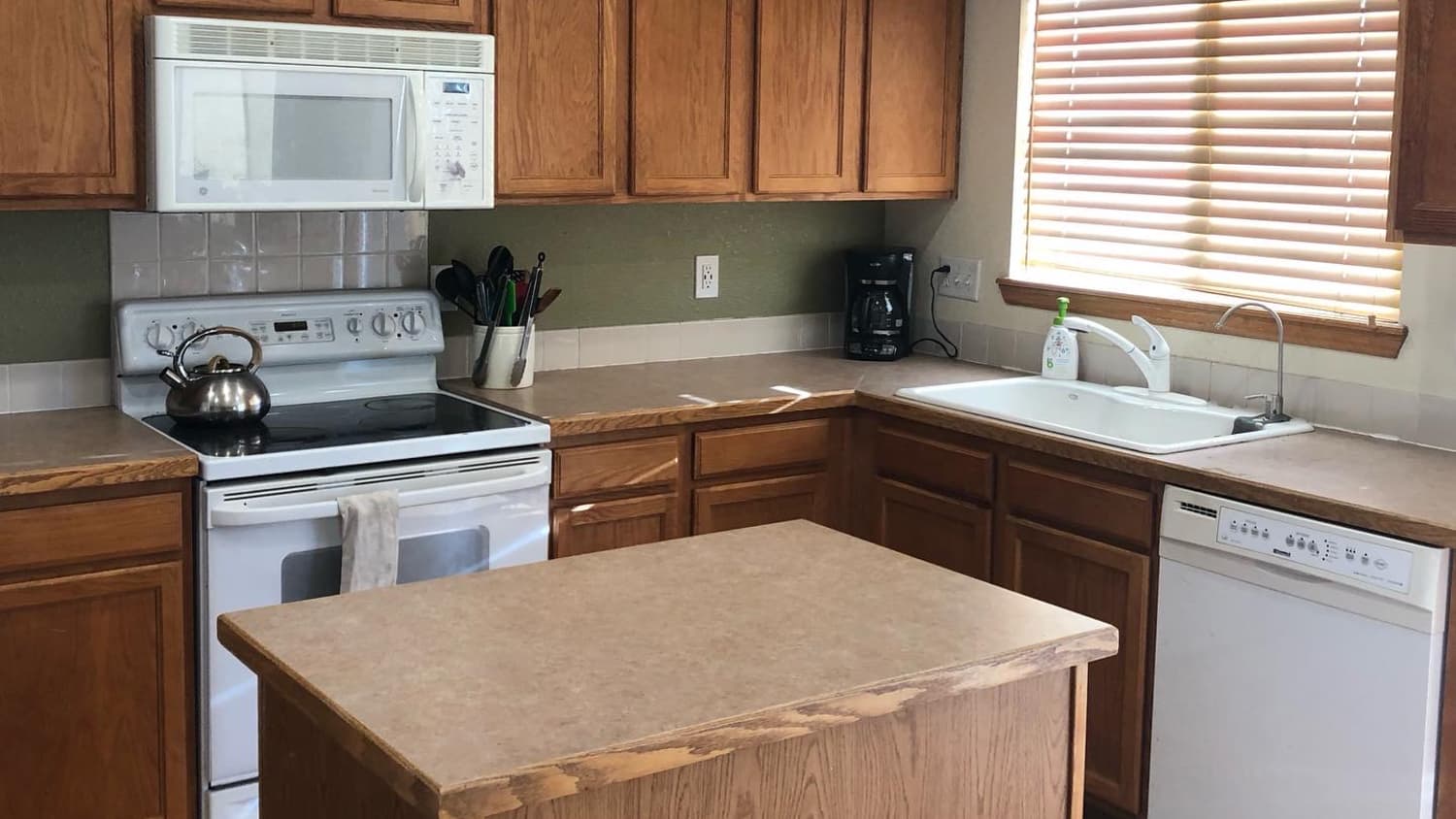 A Dated 2000s Kitchen Gets a Modern Makeover | Kitchn