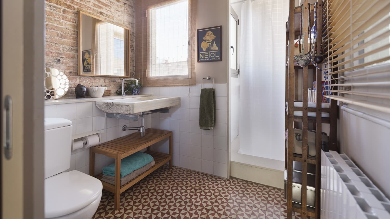 Designer Secrets for Making a Teeny-Tiny Bathroom Chic, According to Pros |  Apartment Therapy, image size:1500x844