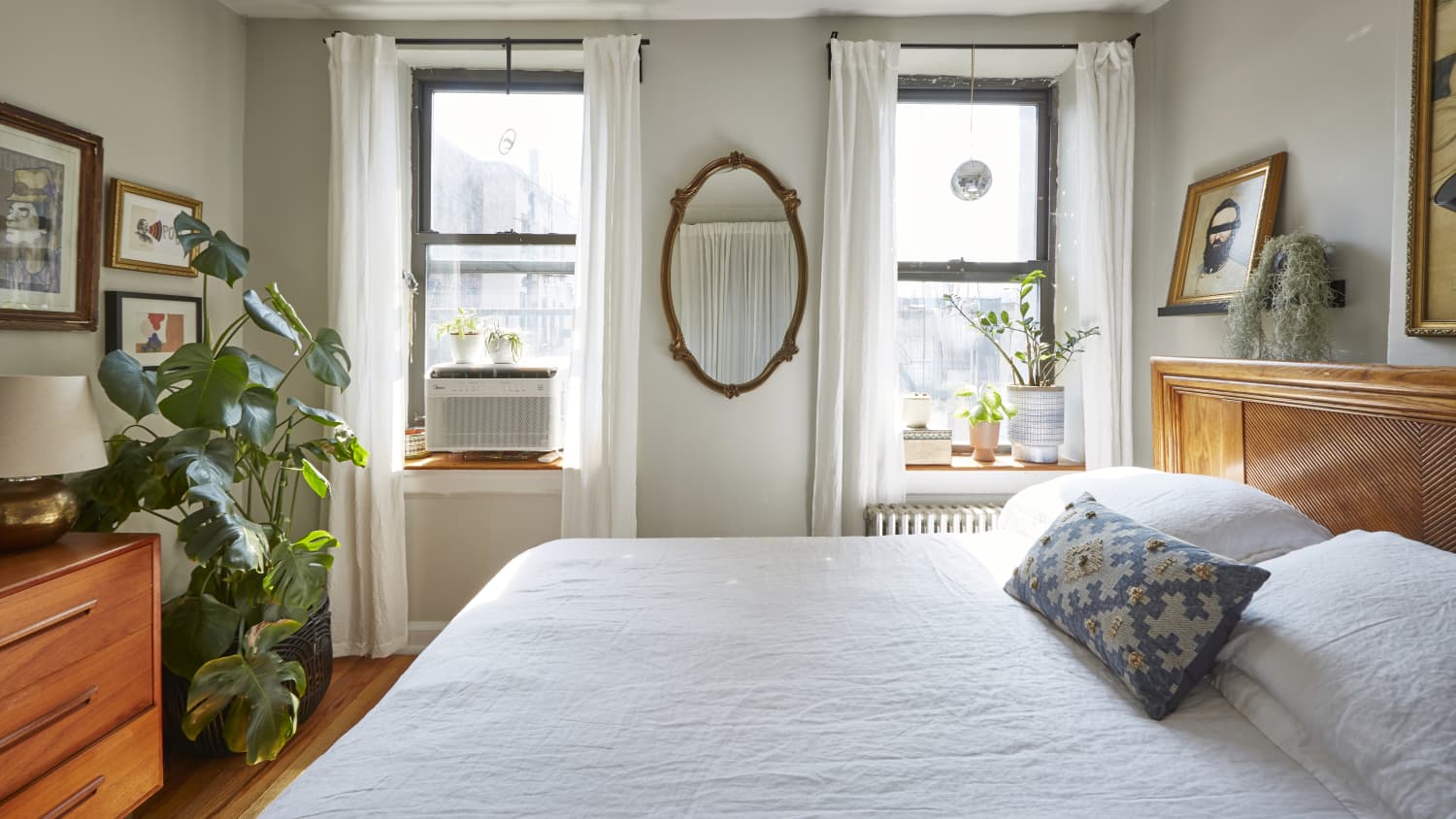 Here's Why You Should Consider a Desk as a Nightstand in Your Bedroom |  Apartment Therapy, image size:1500x844