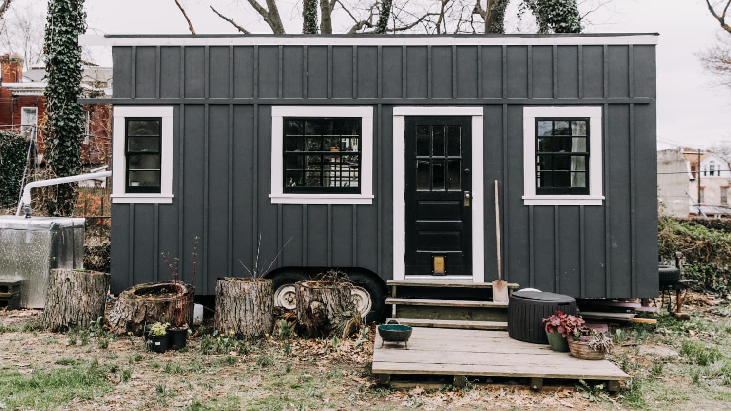 The Pros And Cons Of Dark Exterior Paint Apartment Therapy