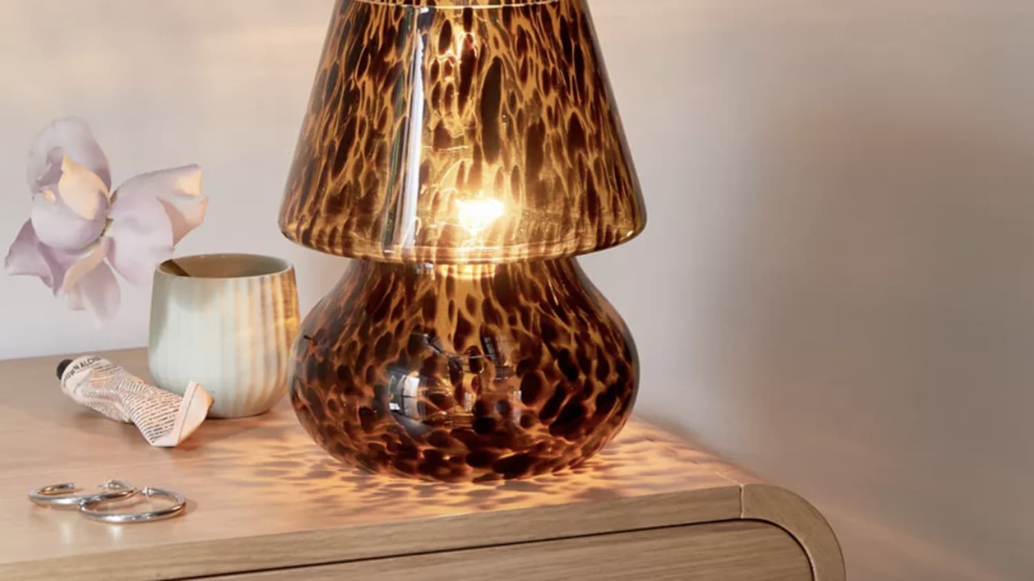 Brise Slid Lingvistik Urban Outfitters Is Selling a New Version of the Mushroom Lamp | Apartment  Therapy