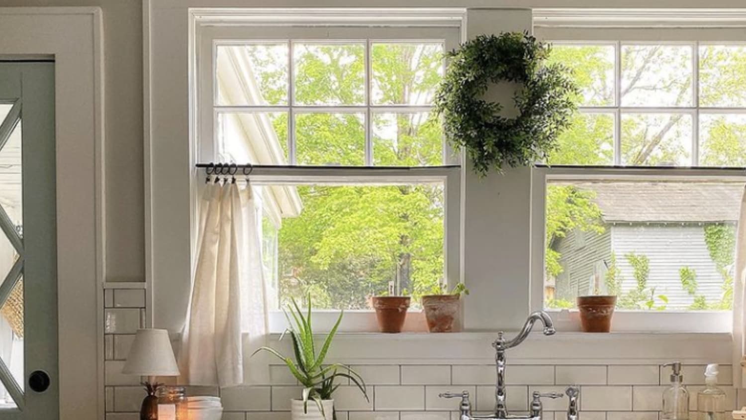 4 easy steps for hanging cafe curtains