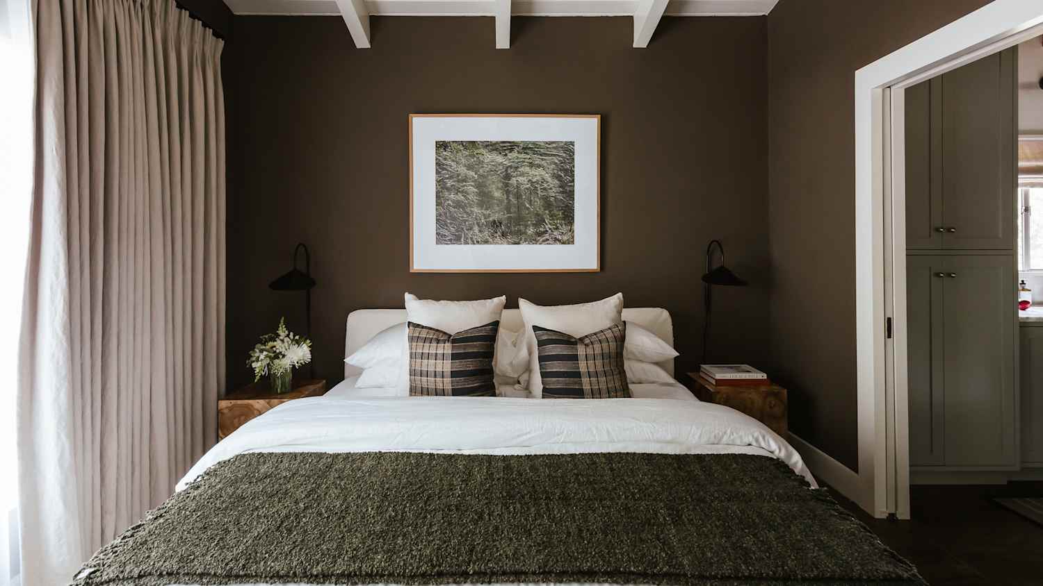 40 Small Bedroom Design Ideas from Our Tiniest Home Tours | Apartment  Therapy, image size:1500x844