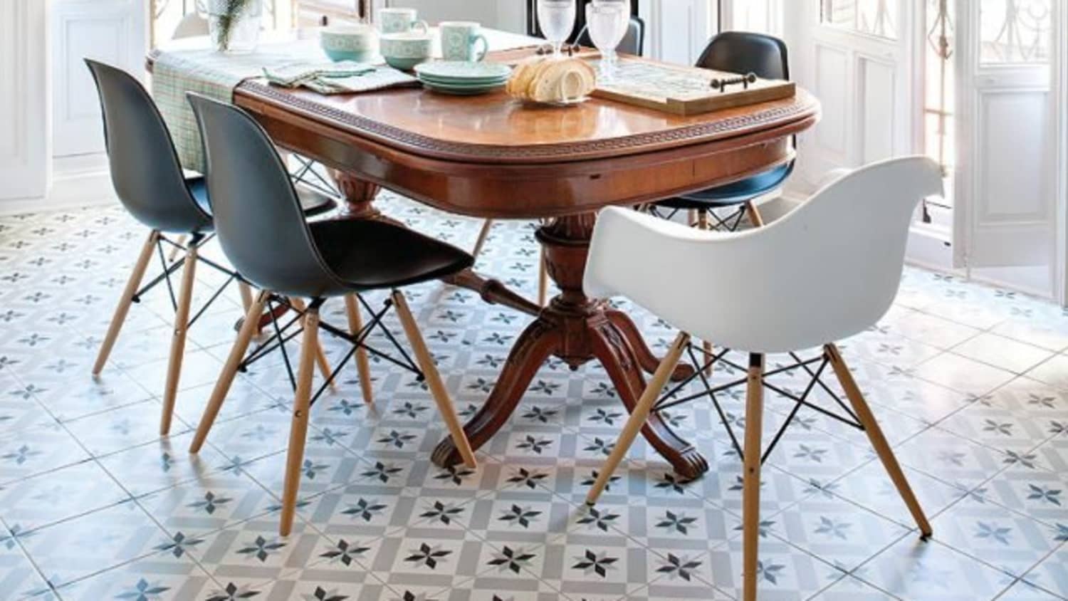 Vintage table outlet with modern chairs
