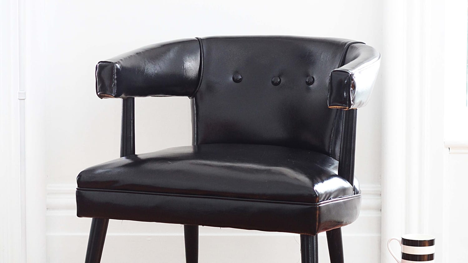Leather spray paint for furniture shop