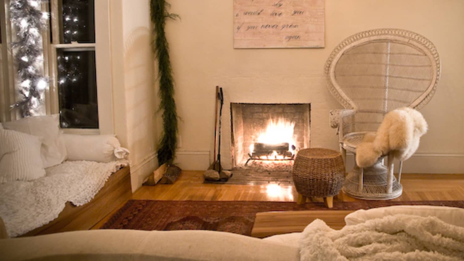 Warm light bulbs outlet for living room