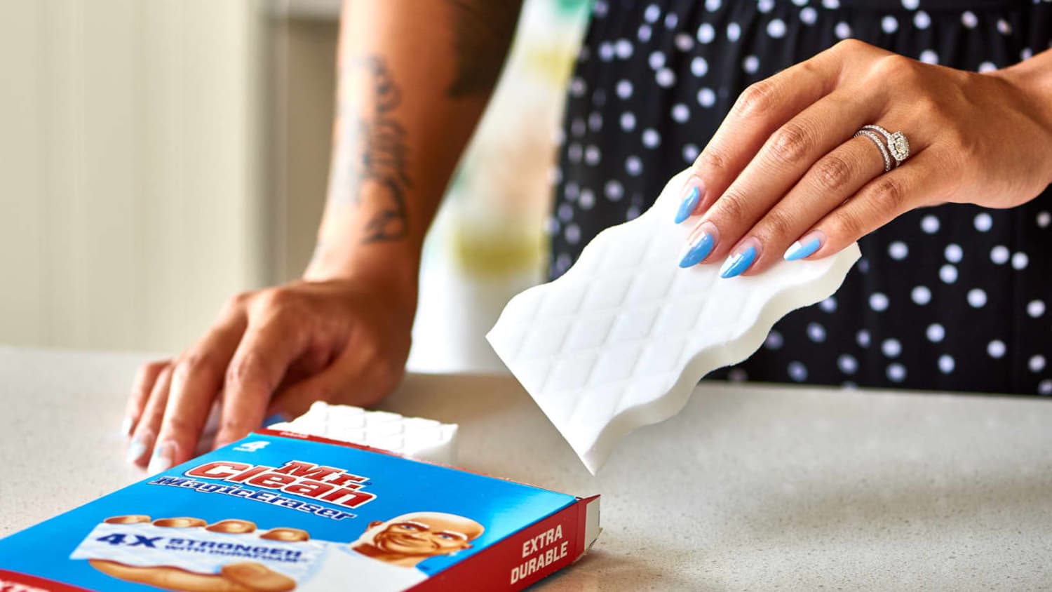 Cách làm sạch các vật dụng bằng plastic của bạn với Magic eraser yellow