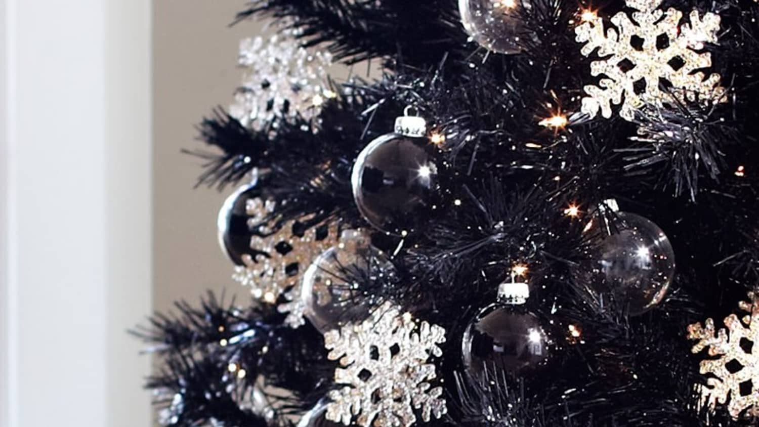 15 Chic black decorations for christmas tree to add an elegant touch to