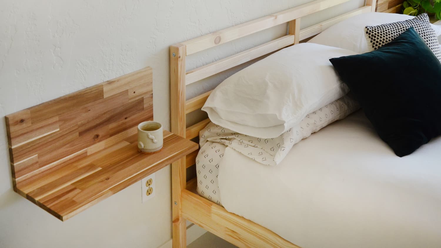 полочки у кровати в спальне