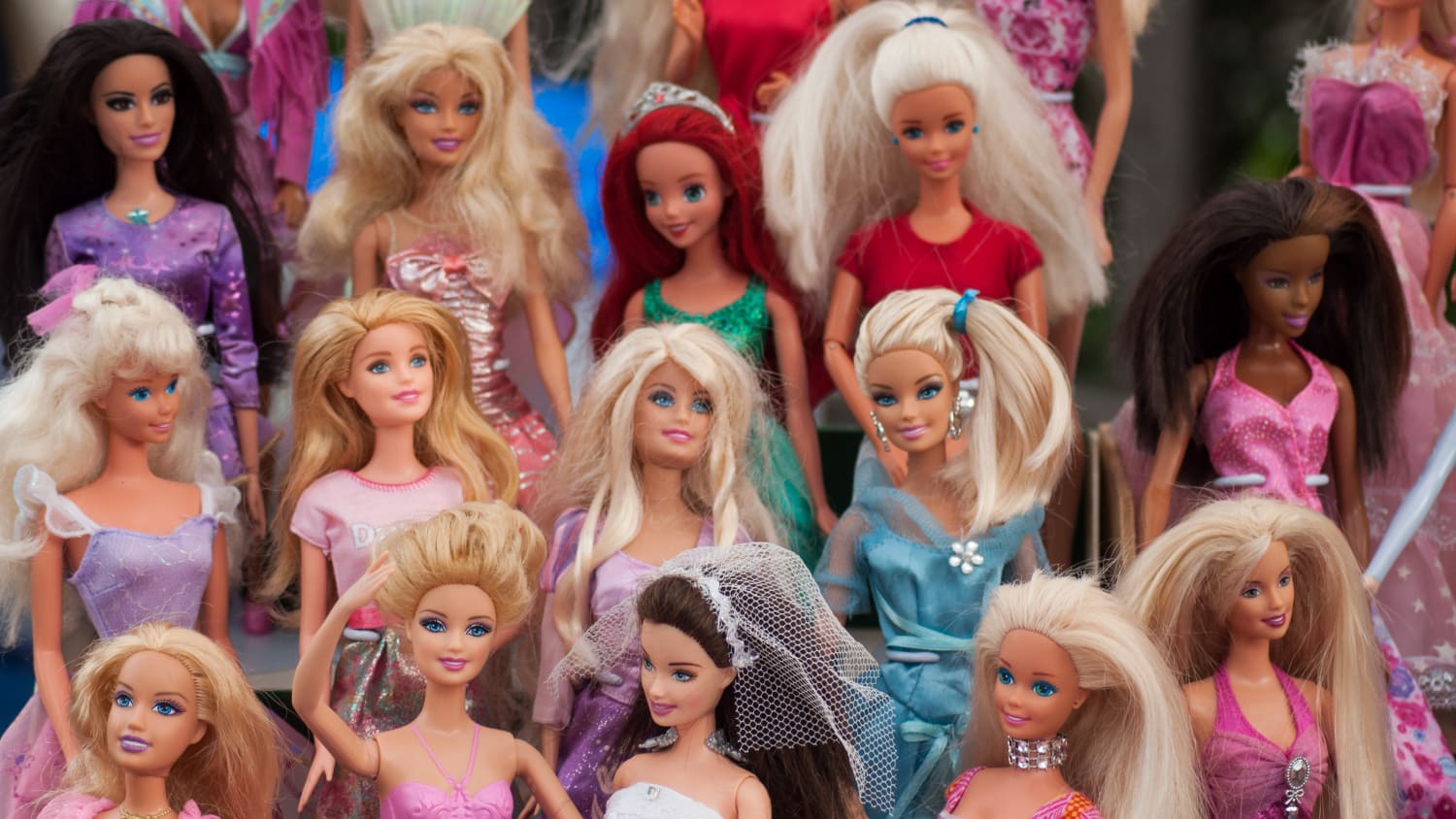 A lot of online barbie dolls