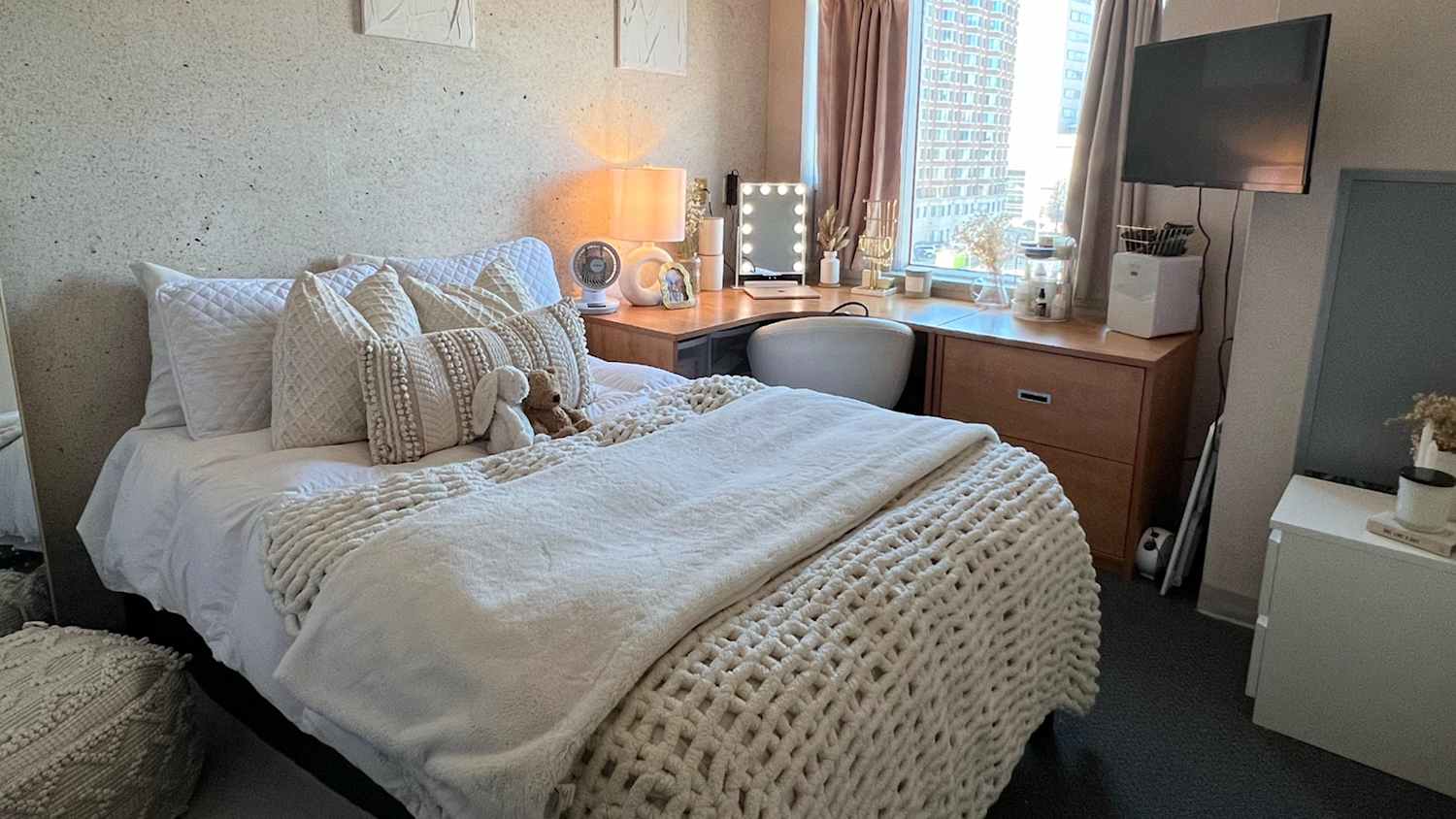 23 Dorm Decor Tips to Give Your Room an Instant Glow-Up | Dorm Therapy, image size:1500x844