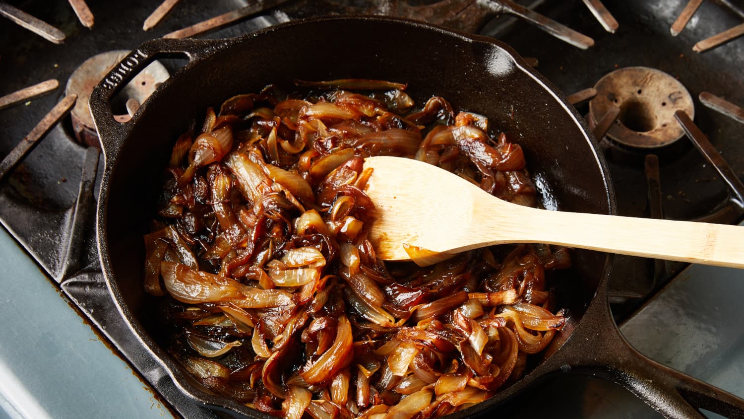 Why Aromatic Foods Are Best Left Out Of The Cast Iron Skillet