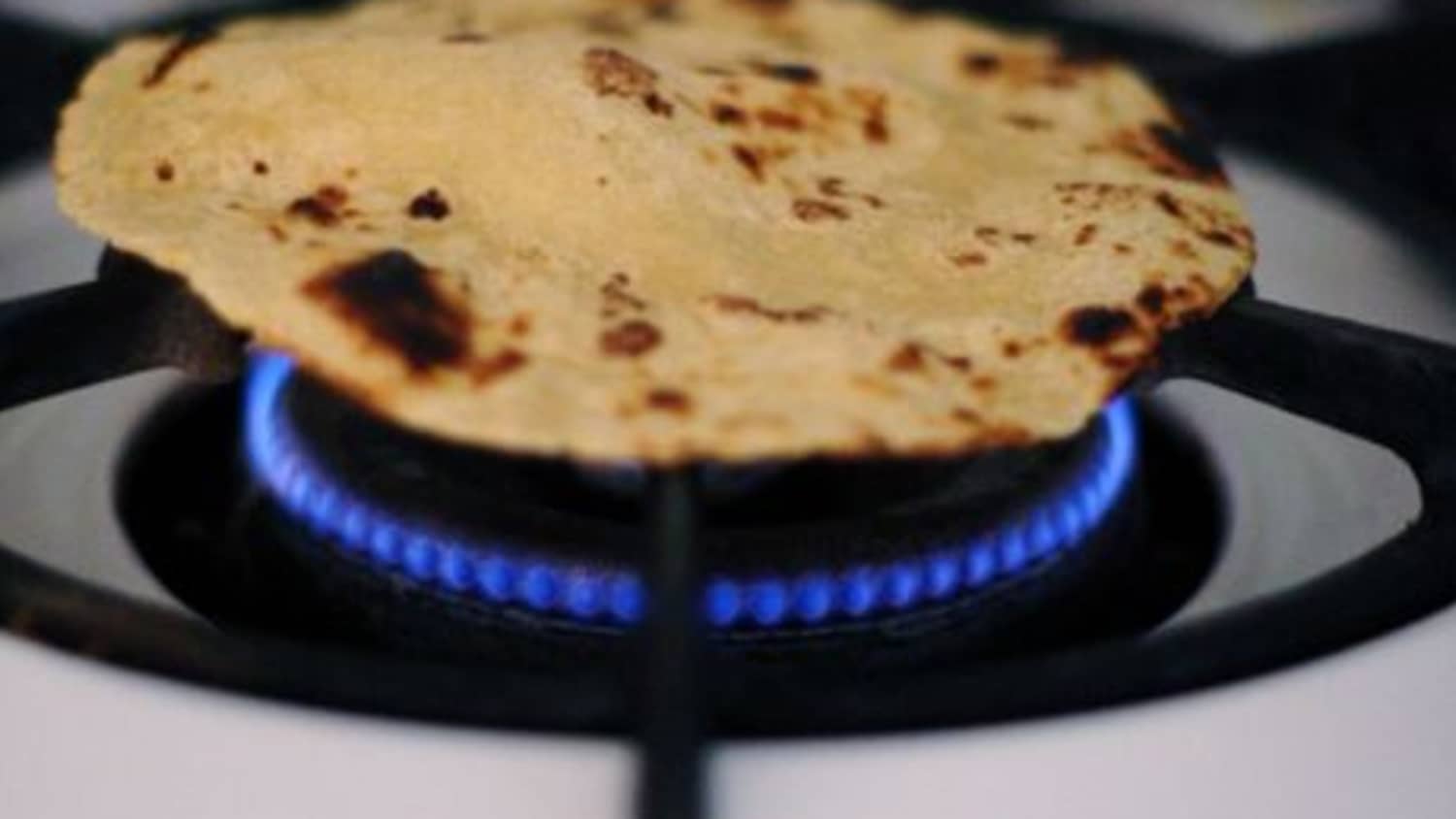 How to Use a Comal to Heat Tortillas - Delishably