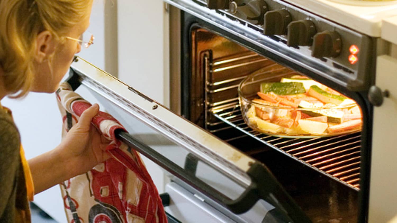 Quick Tip: Keep the Oven Door Closed! | The Kitchn