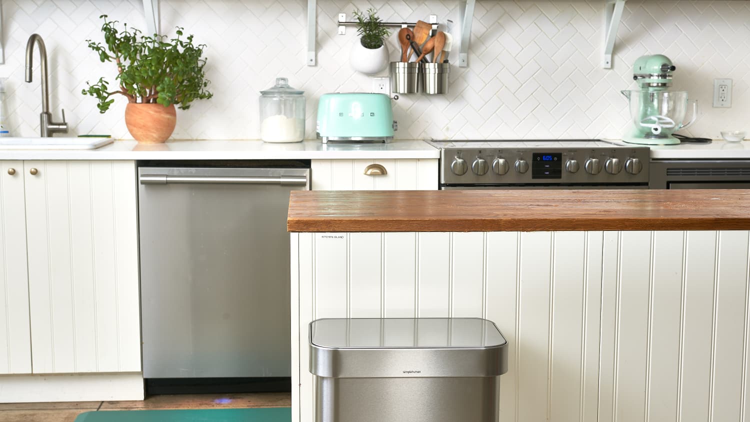 The Best Ways to Clean a Dirty Kitchen Trash Can