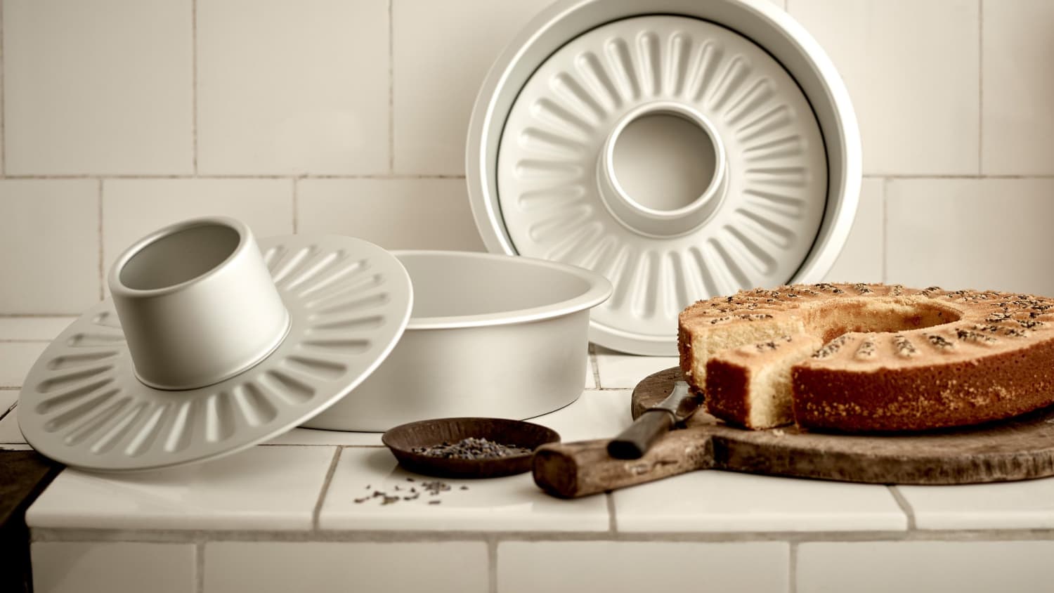 Review of IKEA's Vardagen Series Tube Cake Pan