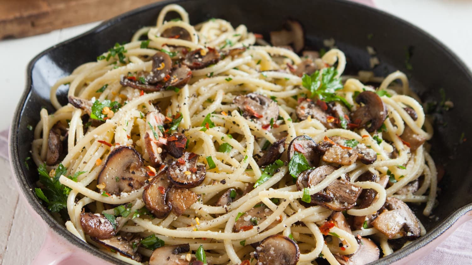 Sepiring spaghetti jamur gurih dengan irisan jamur segar dan taburan peterseli, disajikan hangat dengan aroma menggugah selera