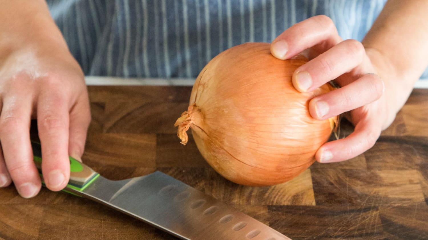 How To Cut An Onion - The Best Way to Cut An Onion