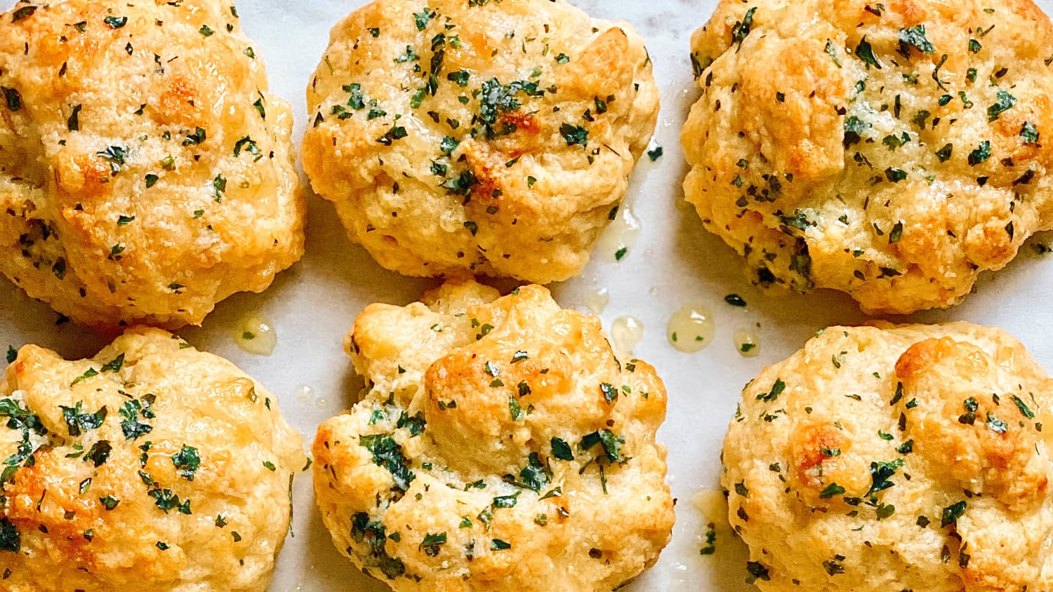 Copycat Red Lobster Cheddar Bay Biscuits, image size:1500x844
