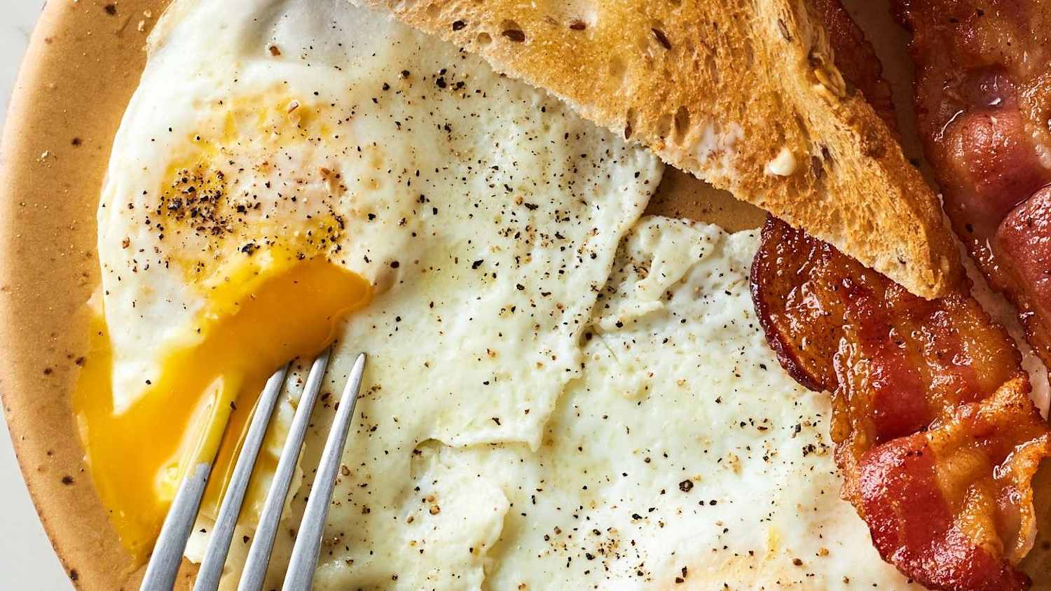 How to Make the Perfect Over-Easy Egg, According to Chefs | The Kitchn