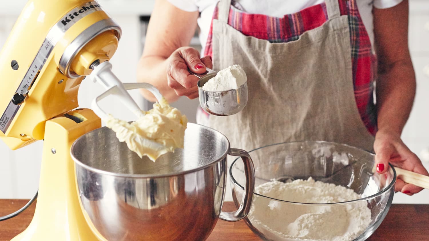 KitchenAid Artisan TiltHead Stand Mixer 5Qt 325Watt, 41 OFF