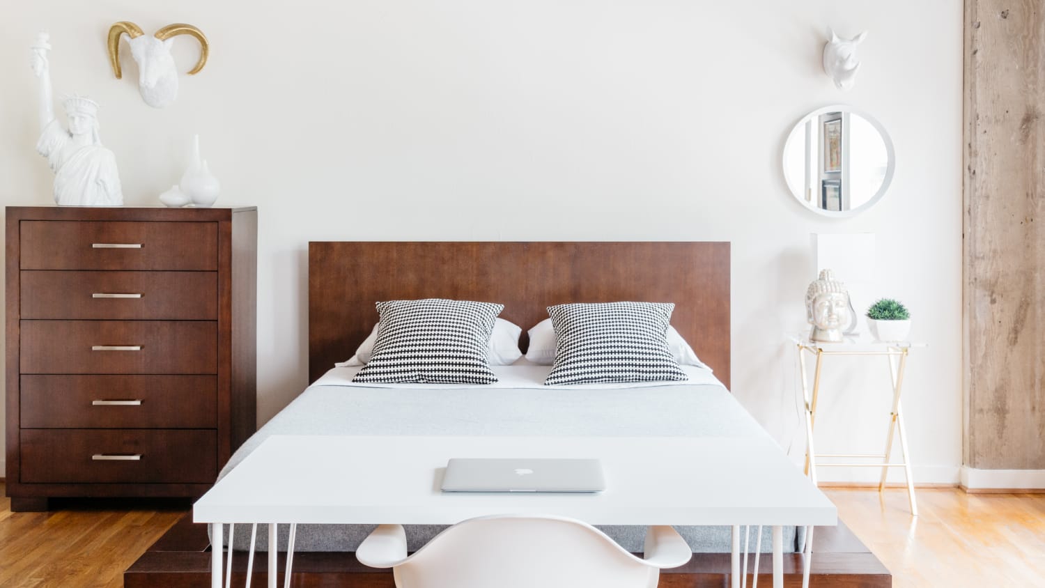 20 Minimalist Bedroom Ideas How To Use Minimalism In Bedroom Design Apartment Therapy