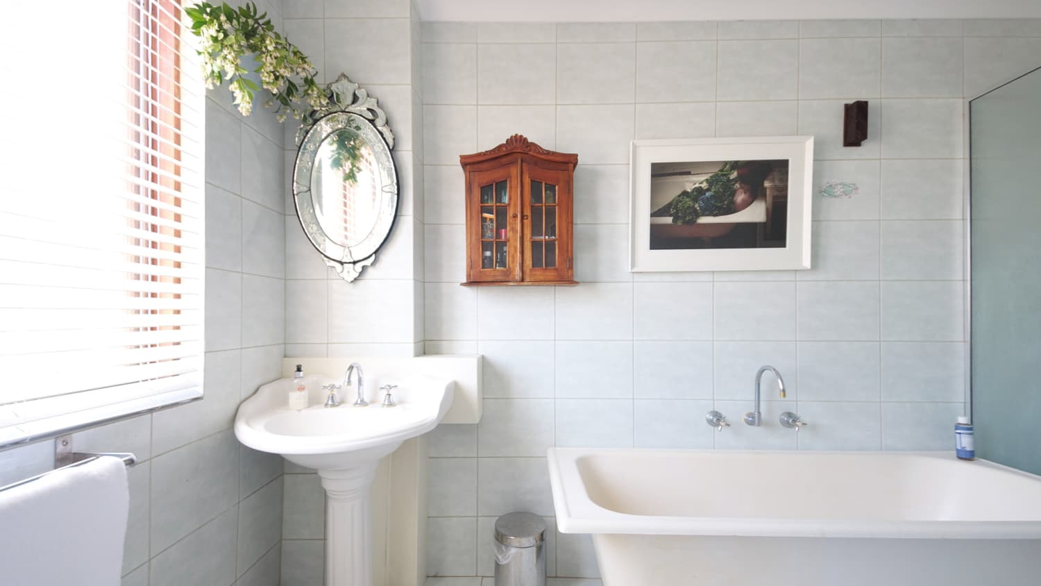 7 Ways To Organize A Bathroom Without A Medicine Cabinet Or