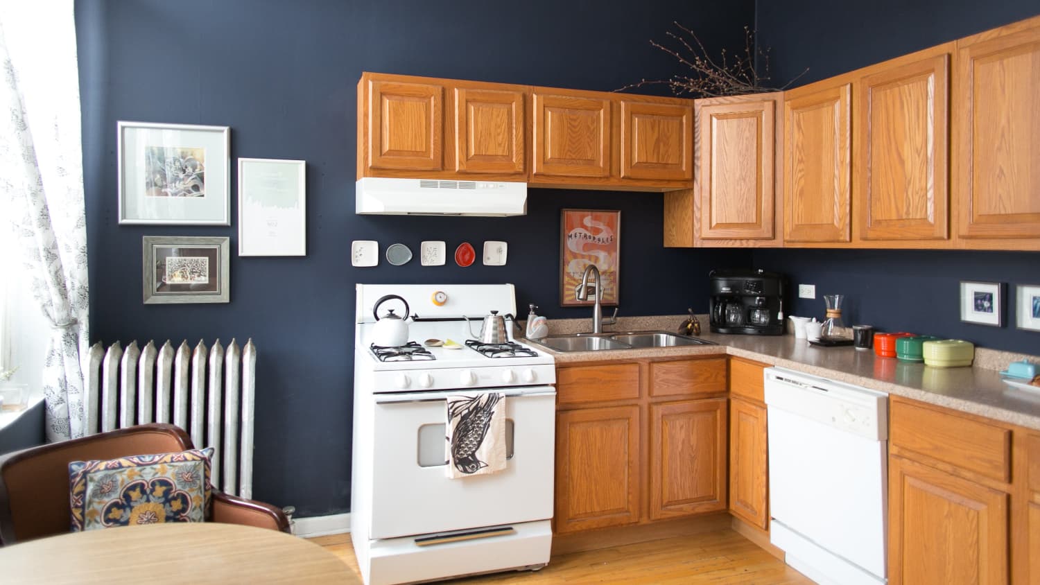 10 Kitchen Paint Colors That Work With Oak Cabinets