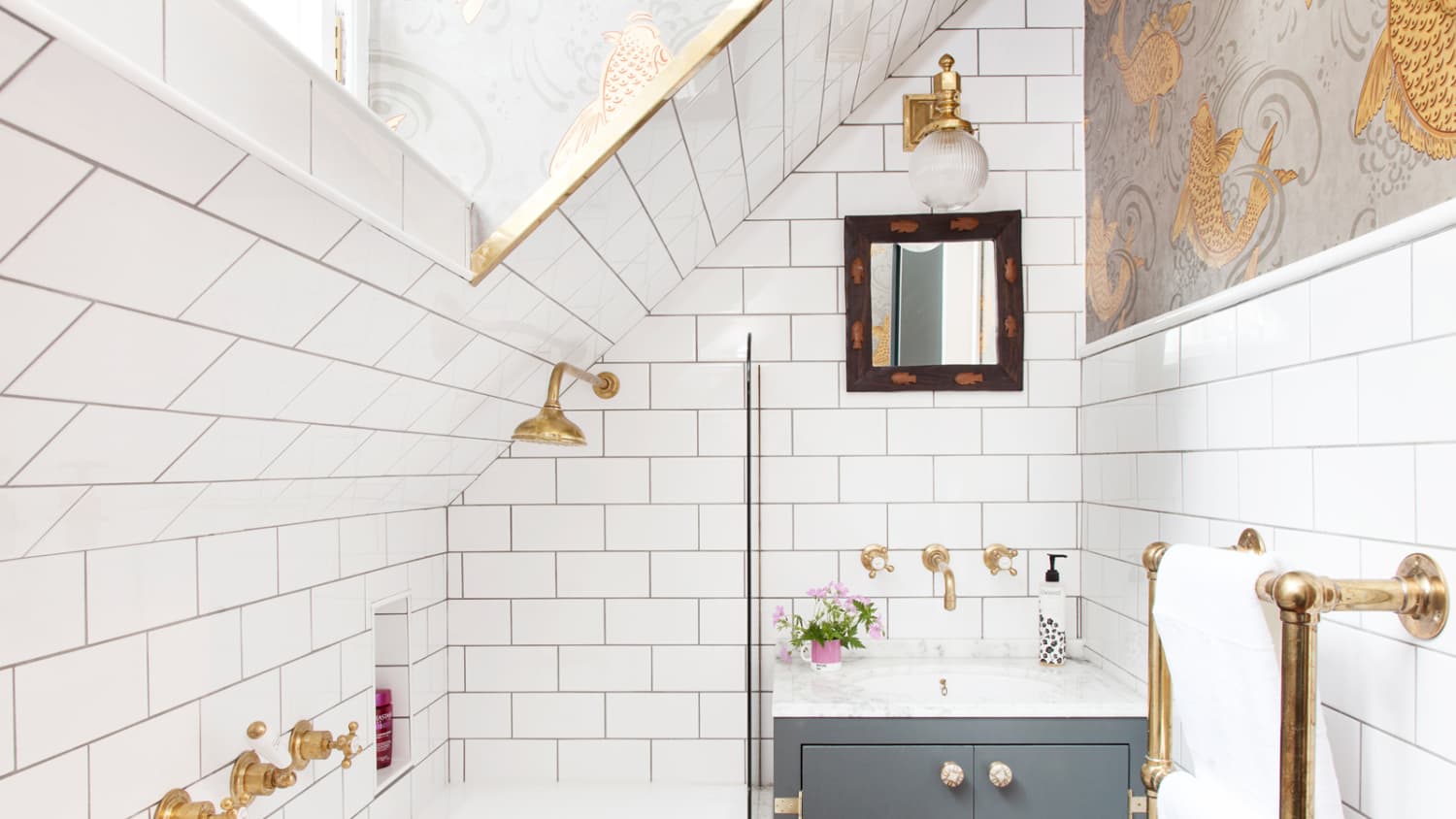 60 Best Small Bathroom Decorating Ideas Tiny Bathroom Layout Decor Tips Apartment Therapy