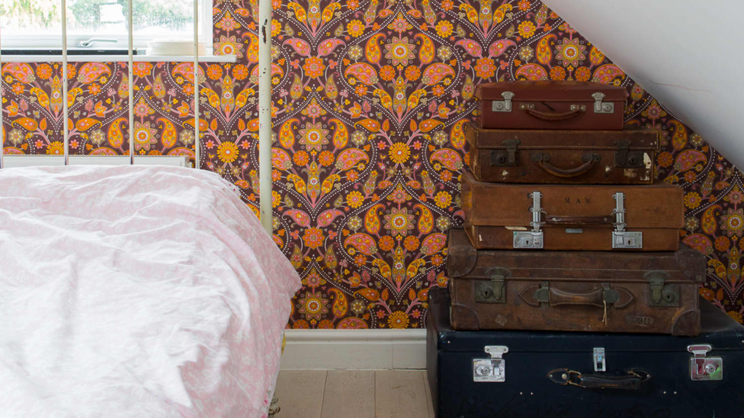 Easy Tips To Smartly Store Luggage & Suitcases In Your House