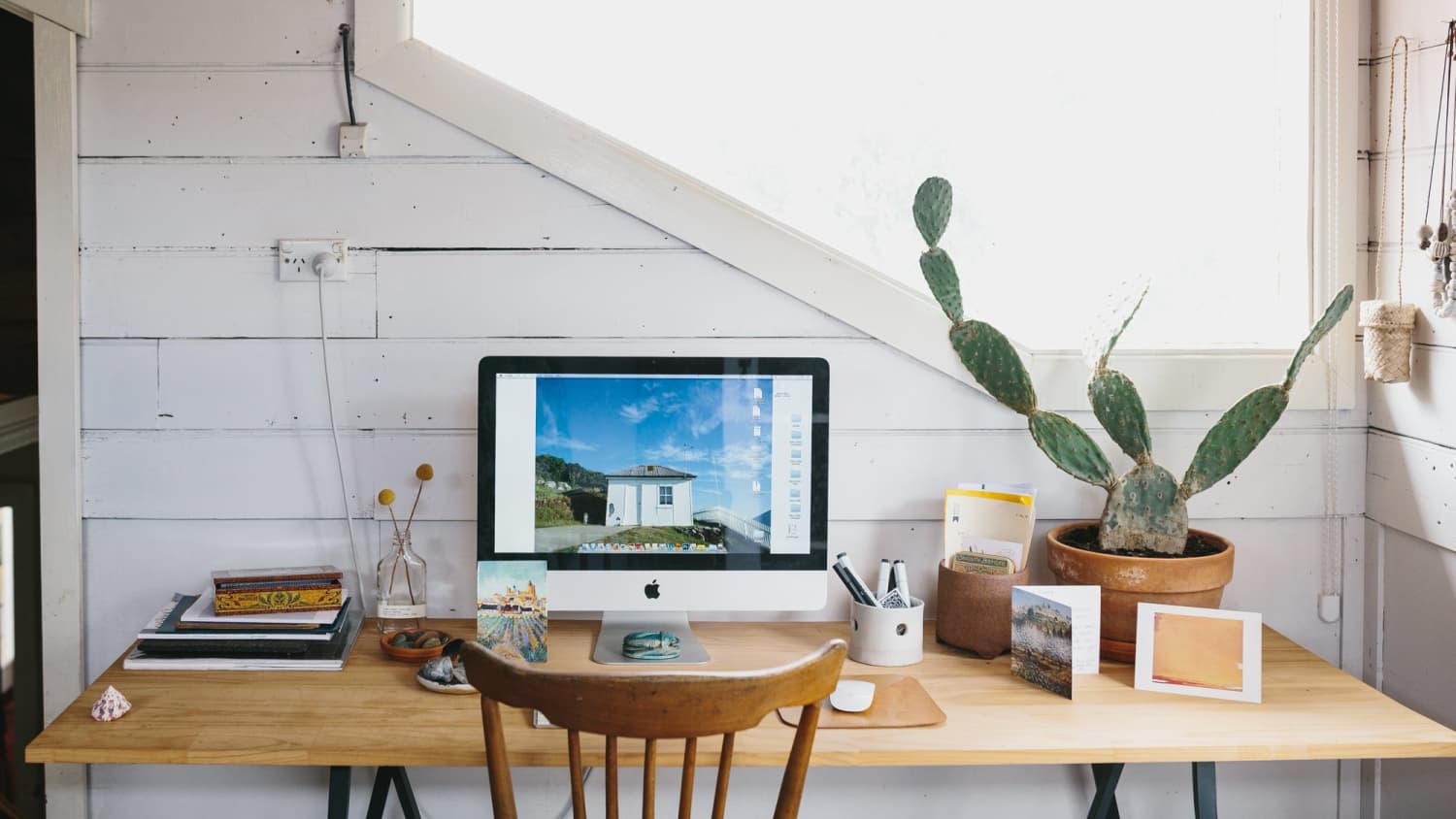 6 Things You Don T Actually Need On Your Desk According To Home Stagers Apartment Therapy