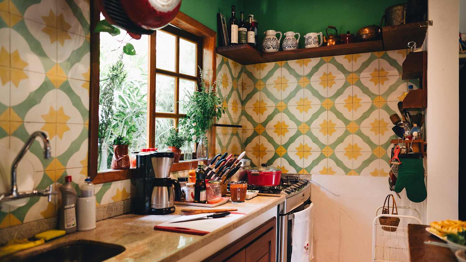 3 Kitchen Wallpaper Trends on Their Way Out in 2025 | The Kitchn, image size:1500x844