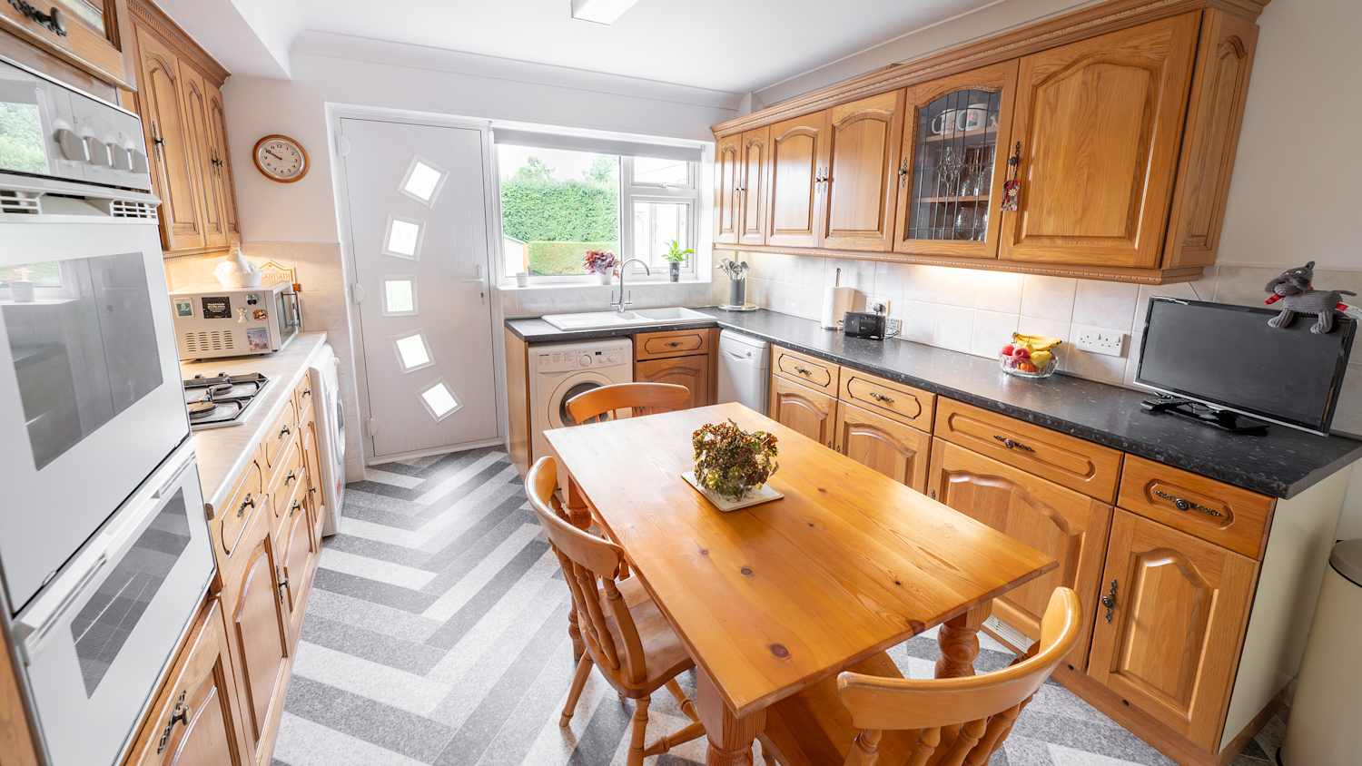 5 Kitchen Cabinet Trends on Their Way Out in 2024, Carpenters Say | The  Kitchn, image size:1500x844