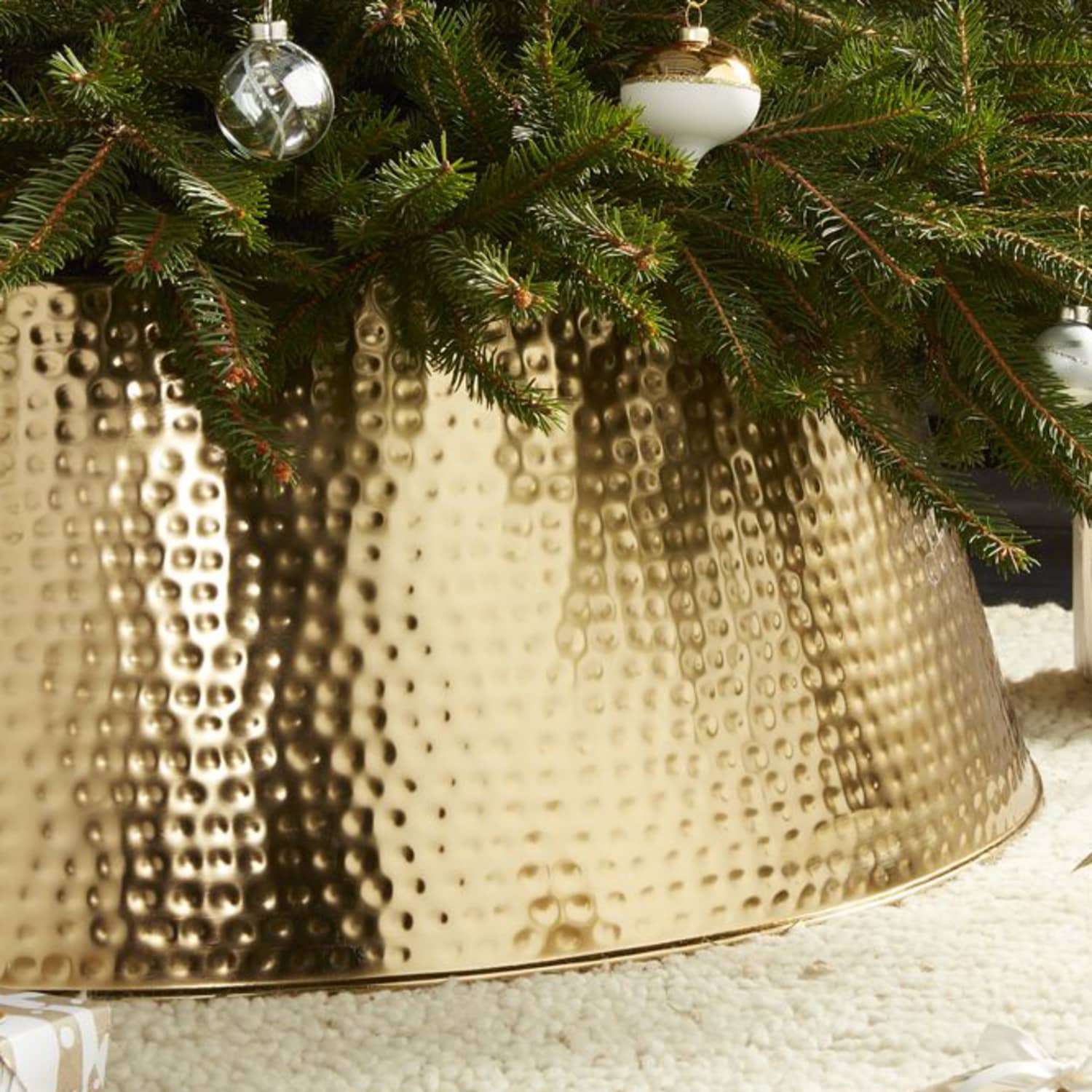 Red Collar Basket Weave Christmas Tree Base Plastic Ring Stand