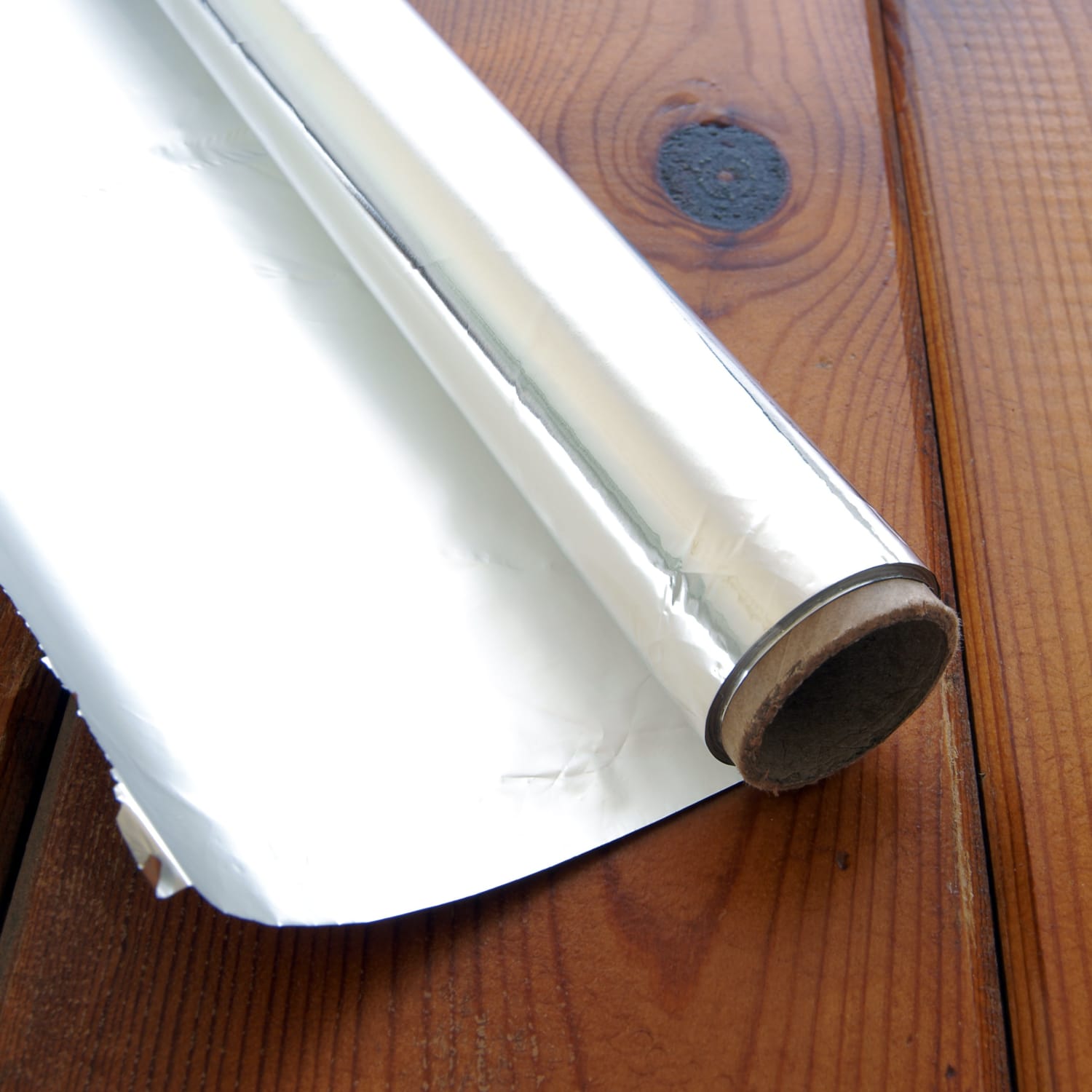This Genius Method For Fixing An Uneven Aluminum Foil Roll Requires No Tools