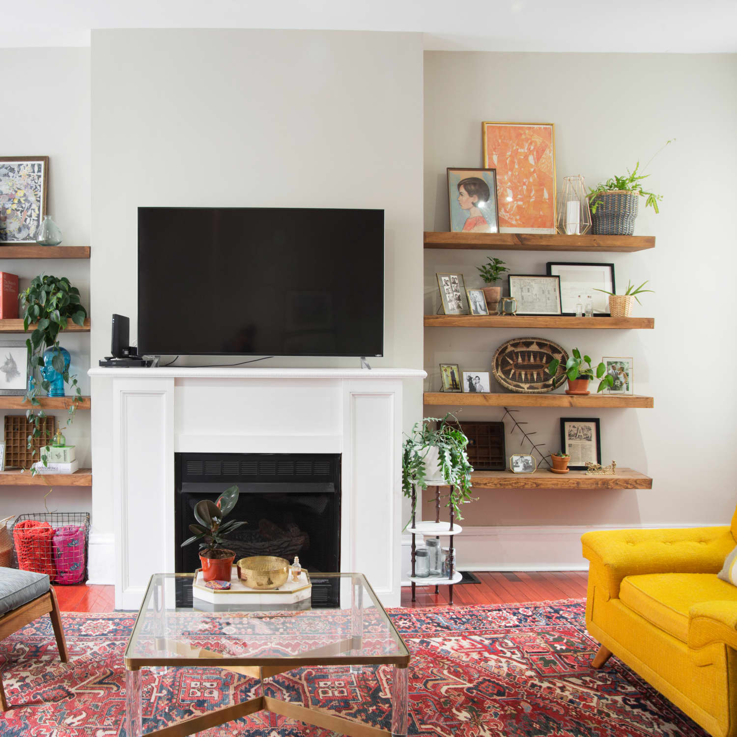 Featured image of post Decorating Ideas For Living Room With Floating Shelves - Floating shelves — those that attach to the wall without visible brackets — are sleek, chic and so versatile.